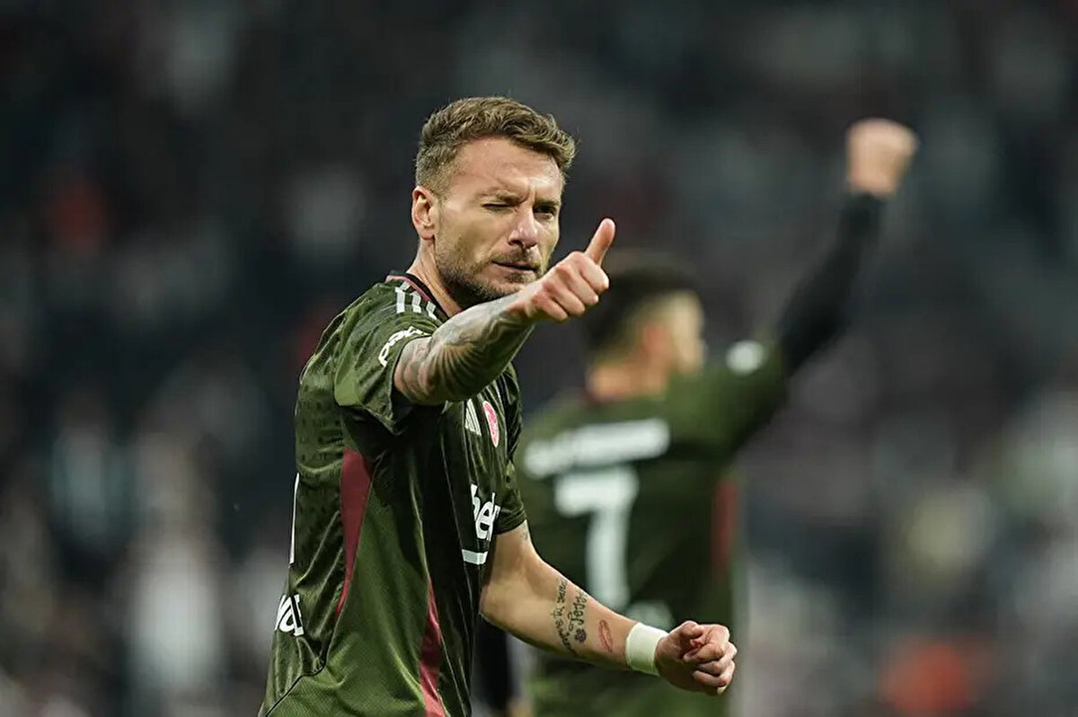 Edin Dzeko'nun Fiorentina ile anlaşmaya varmasının ardından Bologna, Immobile'yi kadrosuna katma konusunda kesin kararını verdi. Bologna Teknik Direktörü Vincenzo Italiano, tecrübeli golcünün mutlaka transfer edilmesini istiyor.<br>