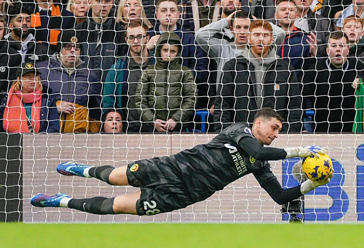 Türkiye Gazetesi'nde yer alan habere göre Galatasaray, Alman kalecinin olmaması sonrası Chelsea'nin 25 yaşındaki eldiveni Djordje Petrovic için harekete geçti.<br>