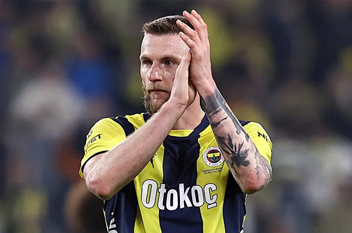 Skriniar'ı takımda tutmak için görüşmelerini sürdüren Fenerbahçe deneyimli savunmacının yıllık 12 milyon euroluk maaşını düşürmeye çalışıyor. Skriniar bu rakamda indirime gitmediği sürece transfer gerçekleşmeyecek.<br>