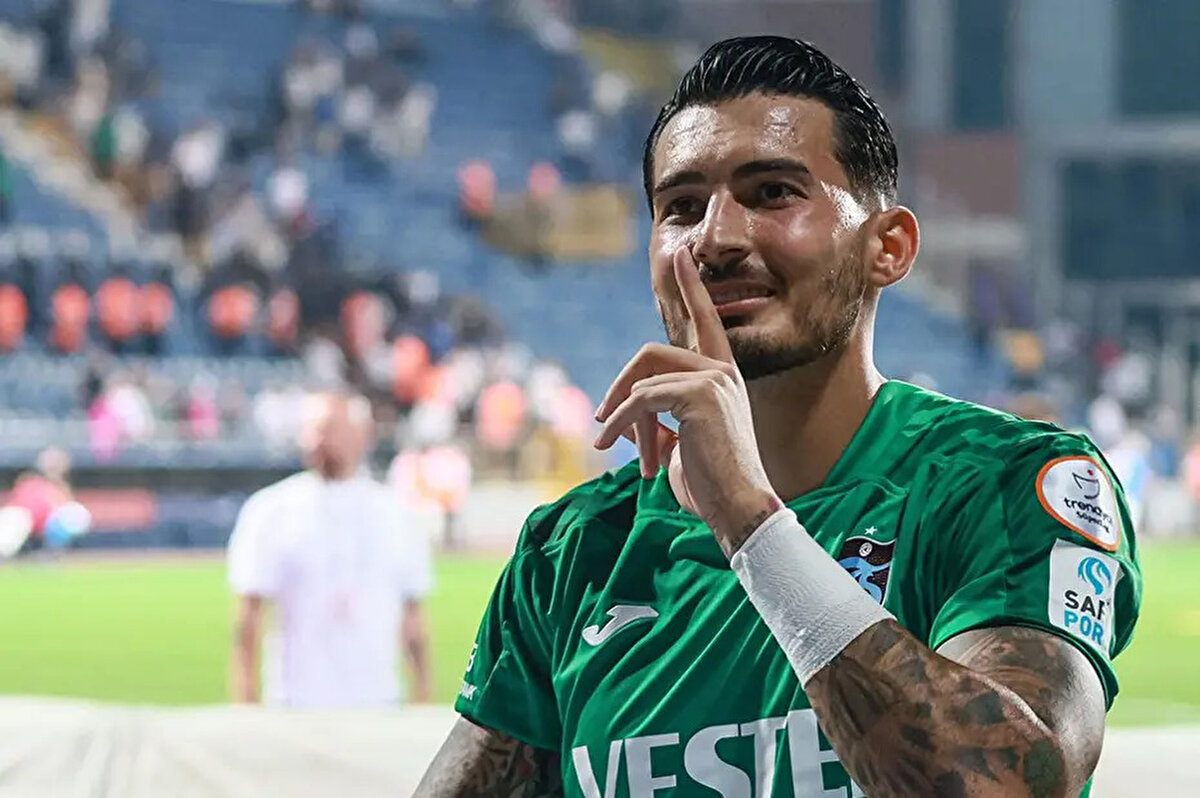 Uğurcan Çakır bu sezon 43 maçta Trabzonspor formasını giydi. Bu karşılaşmalarda ağlarda 52 gol gören 29 yaşındaki eldiven, 18 maçta ise kalesini gole kapattı.<br>