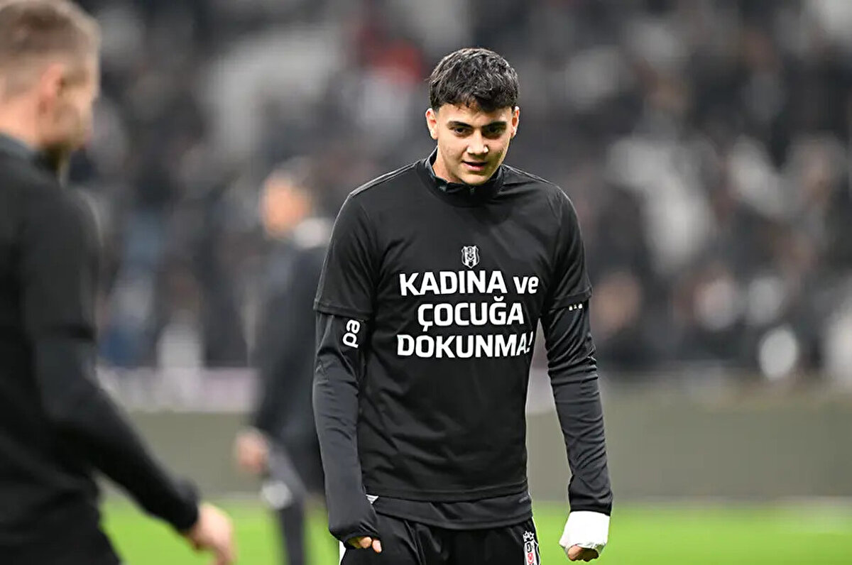 beIN SPORTS'un haberine göre Hollanda devi Ajax, Mustafa Erhan Hekimoğlu için Beşiktaş'a 9 milyon euro bonservis bedeli teklif etti.<br>