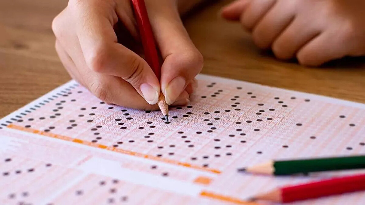 AYT 2025 Cevap Anahtarı ve Kitapçığı Ne Zaman Yayınlanacak?<br><br>AYT cevap anahtarı ne zaman açıklanacak 2025? sorusu öğrencilerin gündeminde. ÖSYM, sınavın tamamlanmasının ardından aynı gün içinde ya da en geç bir gün sonra hem 2025 AYT soru kitapçığı hem de AYT 2025 cevap anahtarını resmi internet sitesinde erişime açıyor.<br><br>Açıklama, osym.gov.tr adresindeki “Duyurular” bölümünden yapılacak.<br><br>2025 TYT Sınavı ve Sorularına Yoğun İlgi: "TYT Soruları Ne Zaman Yayınlanacak?"<br><br>Dün gerçekleştirilen Temel Yeterlilik Testi (TYT) sonrası da benzer bir heyecan yaşandı. Adaylar, "2025 TYT soruları ne zaman yayınlanır", "ÖSYM TYT 2025", "TYT cevap anahtarı ne zaman açıklanacak" gibi sorgularla ÖSYM’nin 2025 TYT kitapçığı ve cevapları için siteye akın etti.<br><br>TYT ve AYT sonrası öğrenciler “TYT-AYT hesaplama”, “TYT net hesaplama”, “AYT puan hesaplama”, “YKS net hesaplama”, “YKS sıralama hesaplama” gibi araçları kullanarak tahmini puanlarını öğrenmeye çalışıyor.