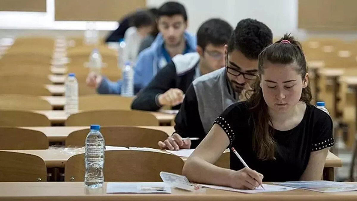 Üniversite hayali kuran milyonlarca aday için 2025 Yükseköğretim Kurumları Sınavı (YKS) maratonunun ikinci oturumu olan AYT sınavı saat 10:15'te başladı. Adaylara toplam 180 dakika, yani 3 saat süre tanındı.<br><br>AYT Kaç Soru, Kaç Dakika?<br><br>Adaylara AYT kapsamında dört test yöneltildi:<br><br>Türk Dili ve Edebiyatı - Sosyal Bilimler-1: 40 soru<br><br>Sosyal Bilimler-2: 40 soru<br><br>Matematik: 40 soru<br><br>Fen Bilimleri: 40 soru<br><br>Toplamda 160 soru için 180 dakika süre verildi. Yani AYT kaç saat? sorusunun yanıtı: 3 saat (180 dakika).