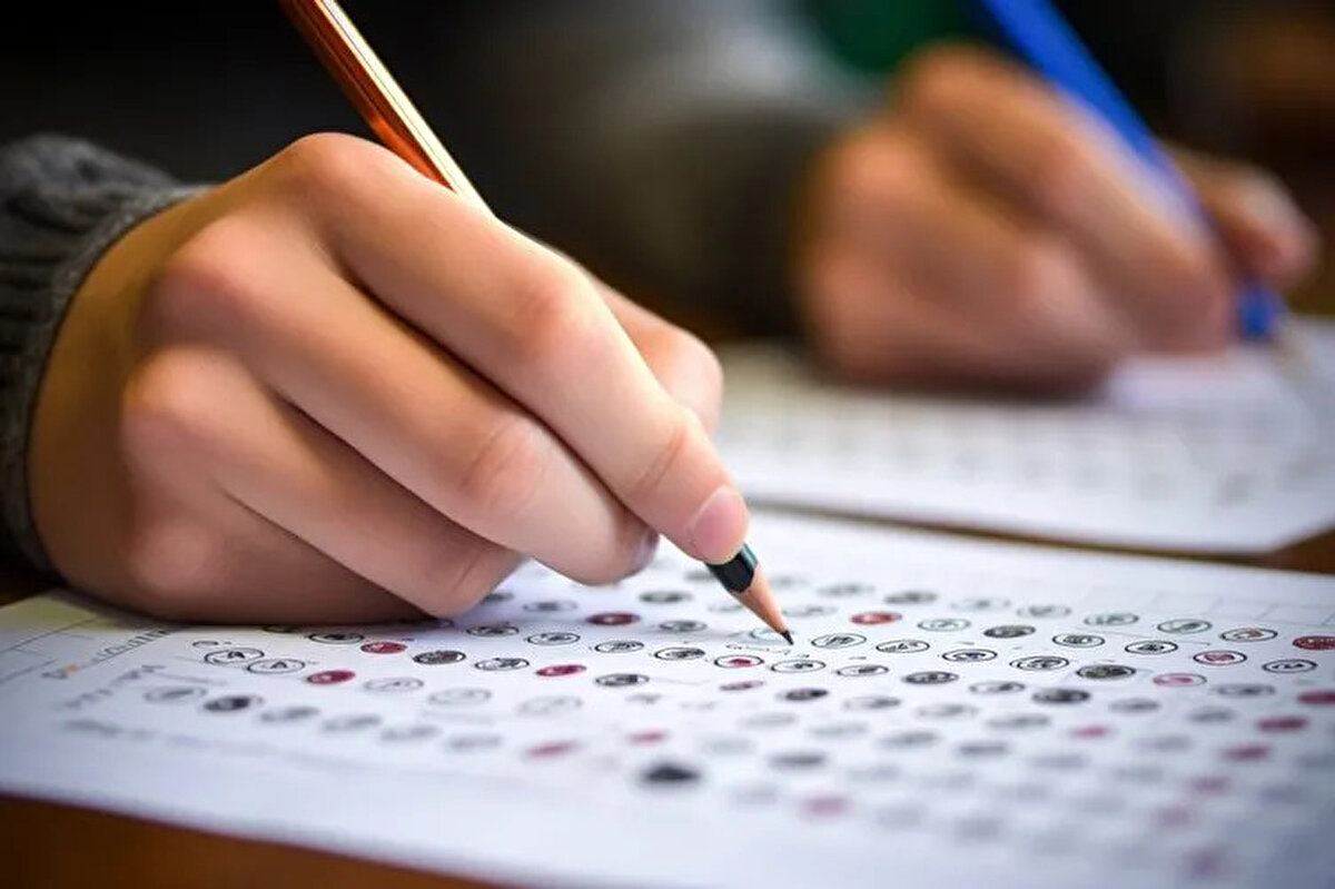 YDT Sınavı Ne Zaman Başlayacak, Kaçta Bitecek?<br><br>YKS’nin üçüncü oturumu olan Yabancı Dil Testi (YDT), bugün saat 15:45’te başladı. Sınav süresi 120 dakika, yani 2 saat. Bu da demek oluyor ki YDT saat 17:45’te bitecek.<br><br>YDT’ye;<br><br>İngilizce: 206 bin 784<br><br>Arapça: 4 bin 331<br><br>Almanca: 2 bin 70<br><br>Fransızca: 1 bin 28<br><br>Rusça: 735 aday katıldı. Engelli aday sayısı ise 1.094 olarak açıklandı.