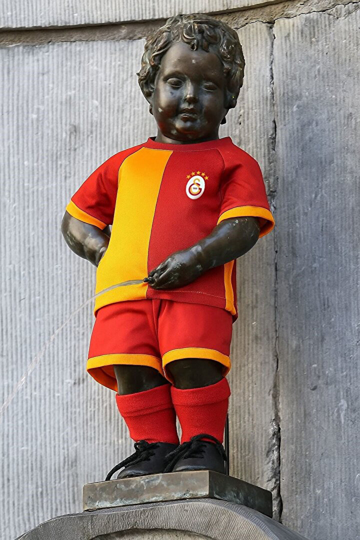 Galatasaray Futbol Takımı'nın 5 yıldızlı özel forması, Belçika'nın başkenti Brüksel'in simgelerinden Manneken Pis heykelini süsleyecek.<br>