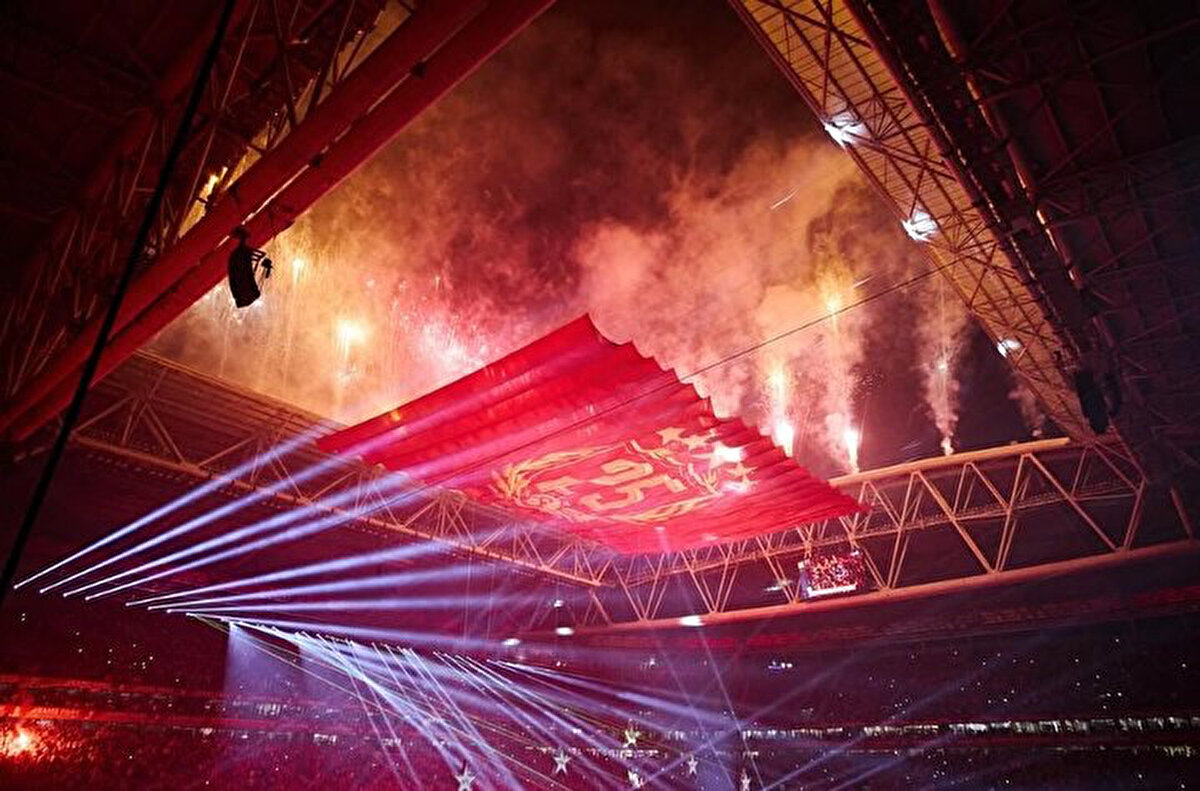 Belçika'nın kültürel miraslarından biri olan ve bugüne dek 1100'den fazla kıyafet giyen Manneken Pis heykelinin yeni kostümü, Galatasaray'ın 5 yıldızlı forması olacak. <br>