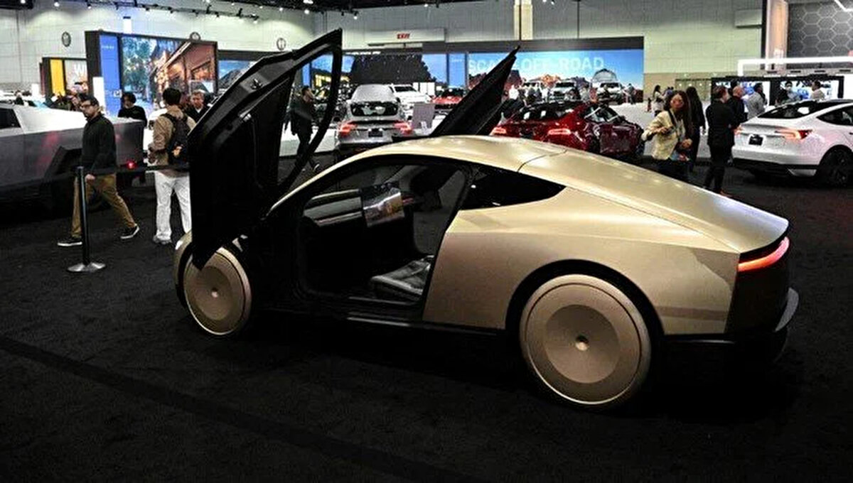 Tesla son zamanlarda, üretici plakalı Model Y SUV'ların şehrin güney ve güneydoğu kısımlarında düzenli olarak görüldüğü Teksas eyaletinin başkentinde testlerini hızlandırdı. Musk kısa bir süre önce sosyal medyada araçlarından birinin Austin'de direksiyon başında kimsenin olmadığı bir sürüş videosunu tanıttı.<br><br>Lansmanla ilgili bazı ayrıntılar geçtiğimiz günlerde, Tesla'yı tanıtmasıyla tanınan birkaç sosyal medya kullanıcısının yeni bir robotaksi uygulamasına ve araç çağırma hizmetine erken erişim için seçildiklerini açıklamalarının ardından ortaya çıktı.