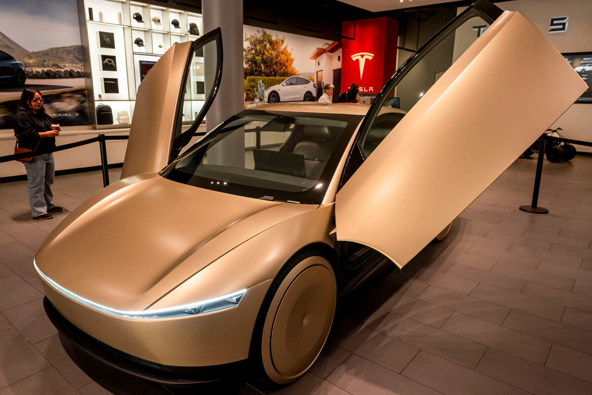 Tesla ilk robot taksilerini, Elon Musk'ın neredeyse on yıllık aldatmacasının ardından Austin sokaklarında kullanıma sunarak otomobil üreticisi için tehlikeli yeni bir dönemi başlatıyor.<br>Bugün sürücüsüz taksi hizmetinin lansmanı, şehrin sınırlı bölgelerinde bir avuç araçla mütevazı bir şekilde başlayacak. Tesla, deneyim hakkında geri bildirimde bulunması beklenen ilk sürücüleri özenle seçti, bu nedenle genel halkın hala beklemesi gerekecek.