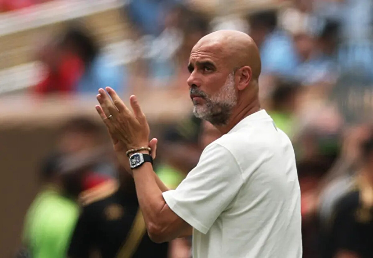 İlkay Gündoğan ve Galatasaray'la ilgili çıkan transfer haberleriyle ilgili soruya Guardiola, "Herhangi bir gelişme yok. Bu yüzden hiçbir şey bilmiyorum. Onunla konuşmadım ve eğer takımın bir parçası olmasaydı buraya gelmezdi. Ama aynı zamanda şu anda büyük bir kadromuz ve çok fazla oyuncumuz var. Bu yüzden 26, 27 oyuncuyla devam edemeyiz. Oynamayan çok fazla oyuncu olacak. Adım adım birkaç oyuncu ayrılabilir ancak şu anda İlkay aklımda ve takımın bir parçası." yanıtını verdi.<br>