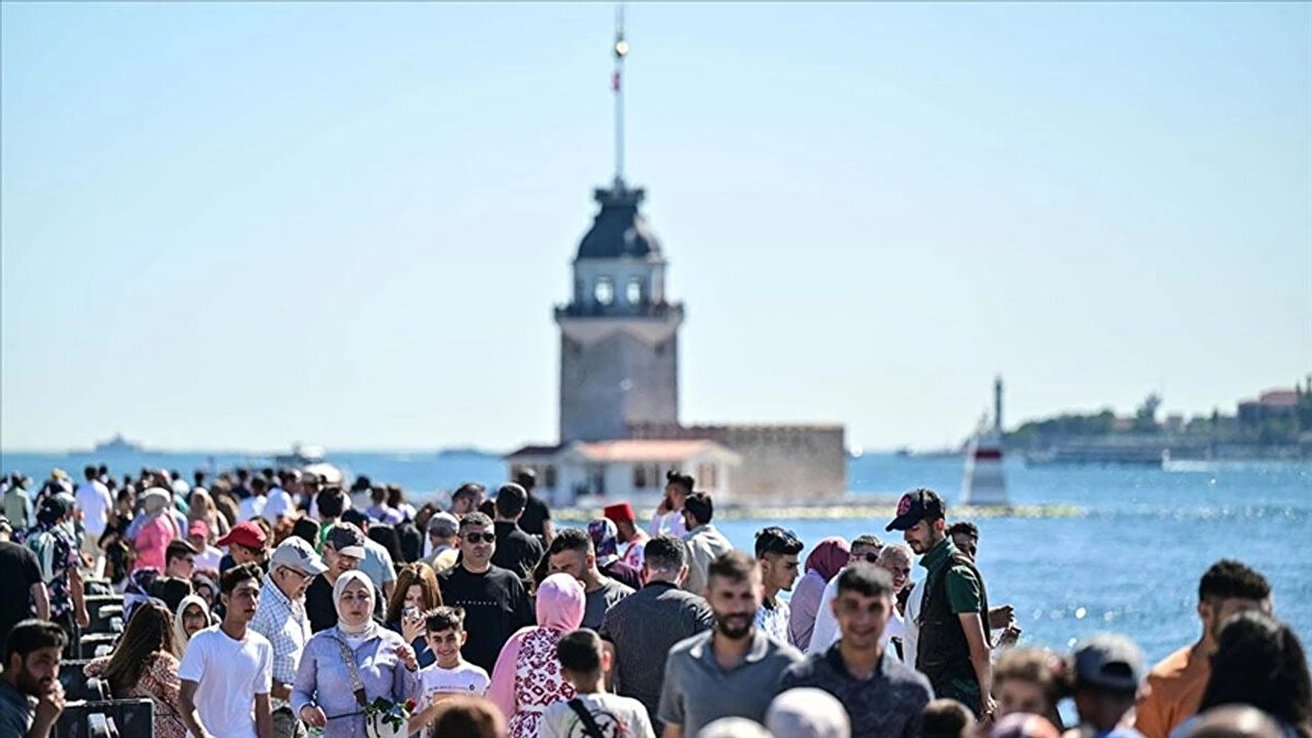 Haftaya yükselen sıcaklıklarla giriş yapılacak<br><br>Sıcak hava dalgası, yeni haftayla birlikte etkisini göstermeye başlayacak. İstanbul pazartesi günü 29 dereceyle haftaya merhaba diyecek.<br>Başkent Ankara’da ise sıcaklık 28 dereceyi bulurken, İzmir 35 dereceyle adeta yazın göbeğine adım atacak. Ege kıyılarında 38 dereceye varan sıcaklıklar hissedilecek. Güneydoğu Anadolu ise uzun süredir etkili olan yüksek sıcaklıkların pençesinde kalmaya devam edecek.