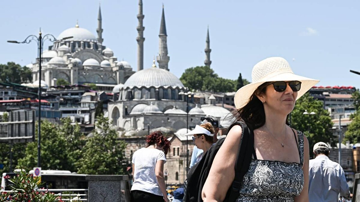 Güneş Ege'de yakacak, Aydın’da rekor bekleniyor<br><br>Sıcak hava dalgası çarşamba ile sınırlı kalmayacak. Perşembe günü sıcaklıklar benzer şekilde devam ederken, bazı illerde adeta rekor seviyelere ulaşacak. İstanbul’da 33 derece, Ankara’da 34 derece sıcaklık tahmin edilirken, İzmir ve Antalya 40 dereceye yaklaşacak. En yüksek sıcaklık ise Aydın’da ölçülecek. Tahminlere göre kentte perşembe günü termometreler 44 dereceyi gösterecek.