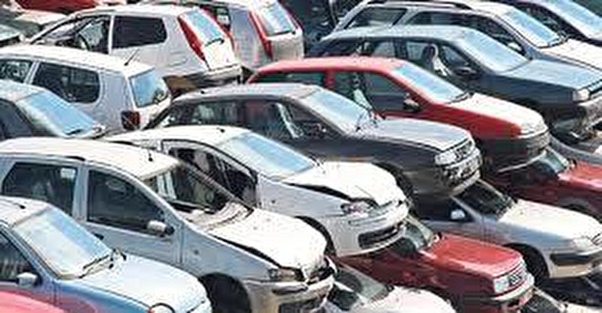 Hurda aracını teslim et, vergi avantajı kazan<br><br>Yasa teklifinde en dikkat çeken maddelerden biri, hurda araçların sisteme teslim edilmesi karşılığında sıfır kilometre yerli araç alımında vergi indirimi sağlanması oldu. Bu sayede hem eski ve çevreyi kirleten araçların trafikten çekilmesi hem de vatandaşların daha kolay şekilde yeni araçlara erişebilmesi amaçlanıyor.