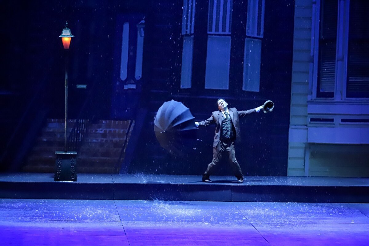 Müzikalin olay örgüsü, Hollywood film endüstrisinde yaşanan “köklü değişim” kaosunun ortasında gelişirken, Don Lockwood ve Kathy Selden arasında filizlenen romantik ilişki aracılığıyla; aşk, güven, sadakat, içtenlik ve arkadaş desteği gibi değerlere dikkat çekiyor. Bu ilişkilerin karşısına engel olarak çıkan hırs, yapaylık, cehalet, kibir ve Lina Lamont karakterinin Kathy’nin kariyerini sabote etme çabası; hikâyenin dramatik yapısını güçlendiriyor. Tüm bu çatışmalar, gerçek olana değil görüntüye öncelik veren bir dünyada insan kalmanın ne denli zor ve önemli olduğuna işaret ediyor.