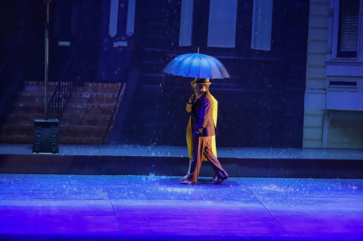 Rejisör Aclan Büyüktürkoğlu, “Yaşamı boyunca pek çok zorluk ve engelle karşılaşan, geçici heveslerle, süslü olanın peşinden gitme arzusuna kapılan, başarısızlıkların sebebini hep başkasında arayan günümüz insanına; değerler, sevgi, sadakat, inanç ve sahici olmanın önemini, gülümseten bir dille hatırlatan bir yapım” sözleriyle eserin hem bireysel hem toplumsal mesajına dikkat çekti.