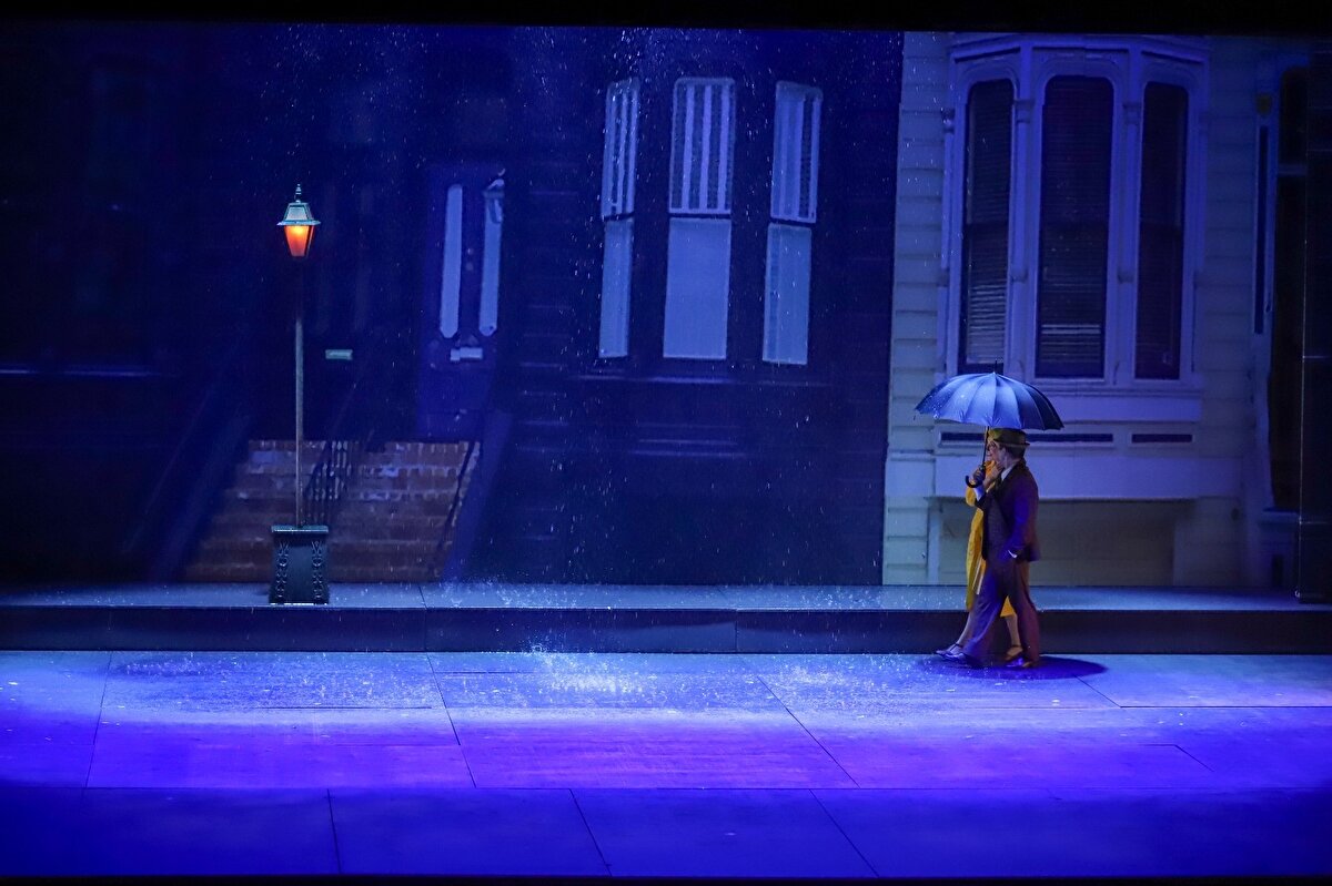Samsun'a özel iki temsil<br><br>Samsun Devlet Opera ve Balesi Müdürü ve Sanat Yönetmeni Barış Salcan ise, “Singin’ in the Rain gibi ikonik bir eseri Samsun Kültür Yolu Festivali’nin açılışında Türkiye’de ilk kez sahneye taşıyor olmak büyük bir gurur. Bu yapım, yalnızca bir prömiyer değil; kurum olarak izlediğimiz stratejinin sahnedeki en güçlü yansımalarından biridir,” diyerek gösterinin anlamını vurguladı. Salcan, yetkin sanatçı kadrosu ve yaratıcı ekibin titiz hazırlık süreci sonucunda dünya standartlarında bir performansa imza atıldığını belirtti.