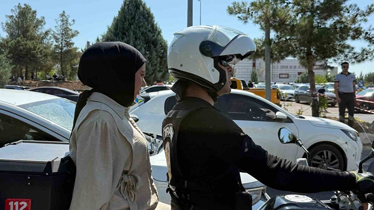 Diyarbakır’da, YKS’nin ikinci oturum AYT sınavına giren öğrencilerden bazıları kimlik ve giriş belgelerini unutunca, imdatlarına hazırda bekleyen trafik polisi ekipleri yetişti. Aileler ise, sınavda ter döken çocuklarını piknik havasında bekledi.