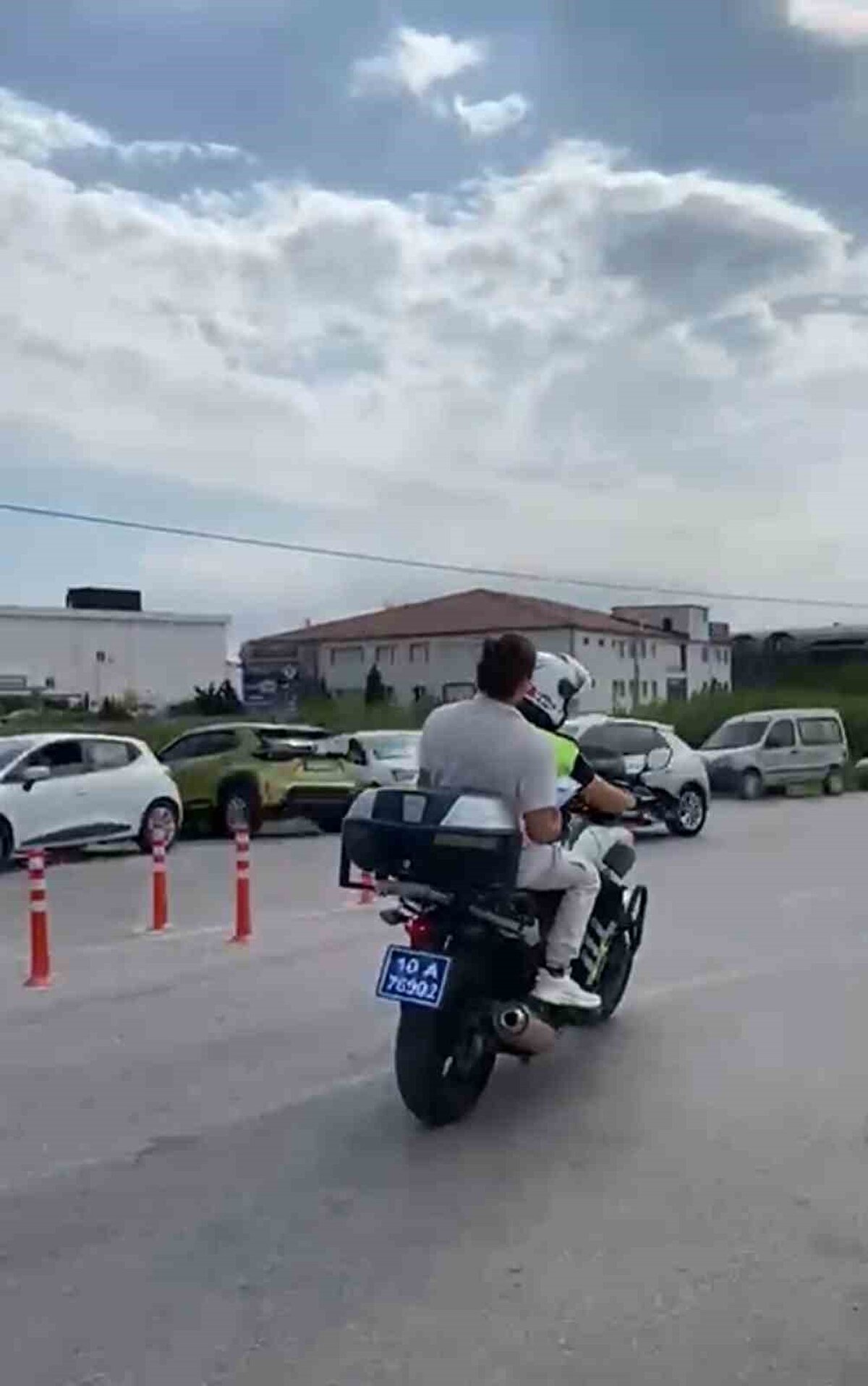 Balıkesir’in Bandırma ilçesinde üniversiteye giriş sınavına dakikalar kala sınav merkezine yetişememe tehlikesi yaşayan bir öğrenci, polis ekiplerinin hızlı müdahalesiyle sınava yetiştirildi.