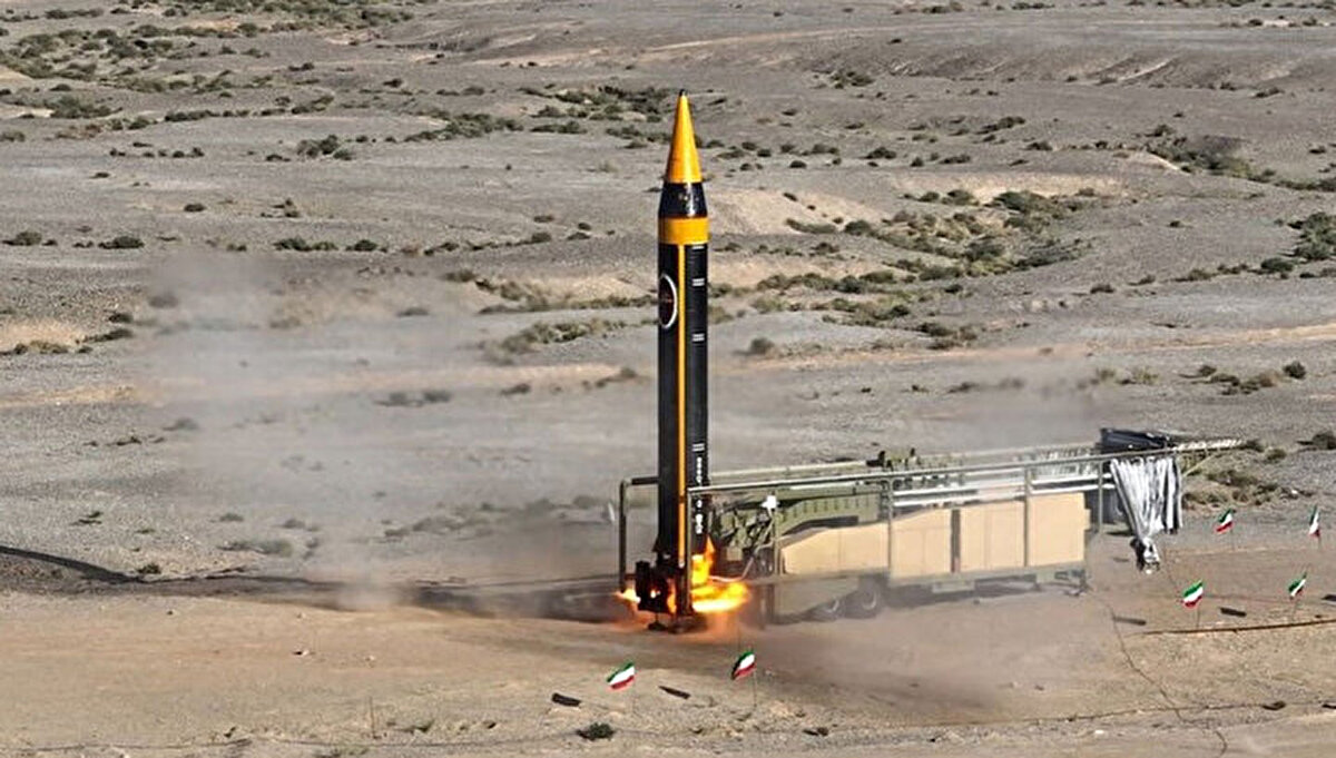 Hayber füzesi İran-İsrail çatışması sürerken merak konusu oldu. İran'ın askeri teknoloji alanında ulaştığı noktanın göstergesi olan Hayber hem yerel hem de küresel etkisi açısından konuşuluyor. Uzun menzilii ağır başlıklı ve yüksek isabek kabiliyeti ile öne çıkan bu füzenin ne kadar etkili olduğu ve menzili merak konusu oldu. Peki Hayber füzesi nedir? Hayber füzesinin menzili ne kadar ve teknik özellikleri neler?