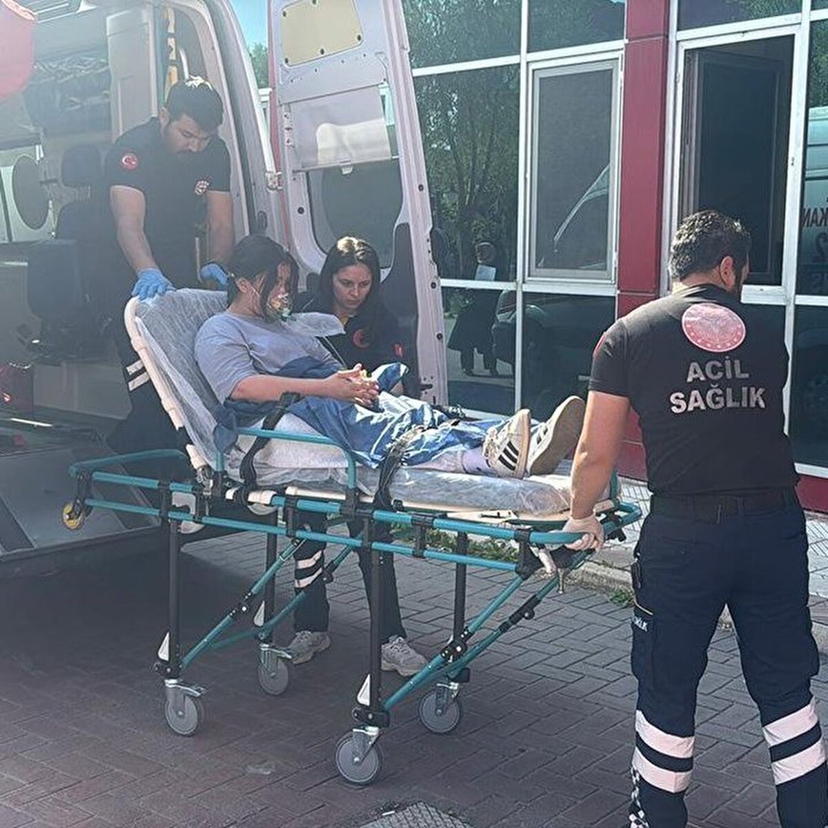 Afyonkarahisar'da solunum sıkıntısı nedeniyle hastanede tedavi gören bir öğrenci, YKS'nin ikinci oturumuna ambulansla götürüldü.