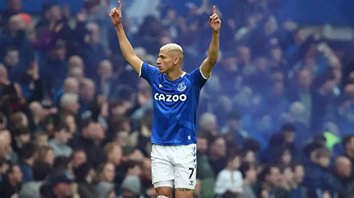 Piyasa değeri 20 milyon euro olan, 2027’ye kadar İngiliz ekibi ile sözleşmesi olan Richarlison forvet dışında her iki kanatta oynaması nedeniyle tercih ediliyor.<br>