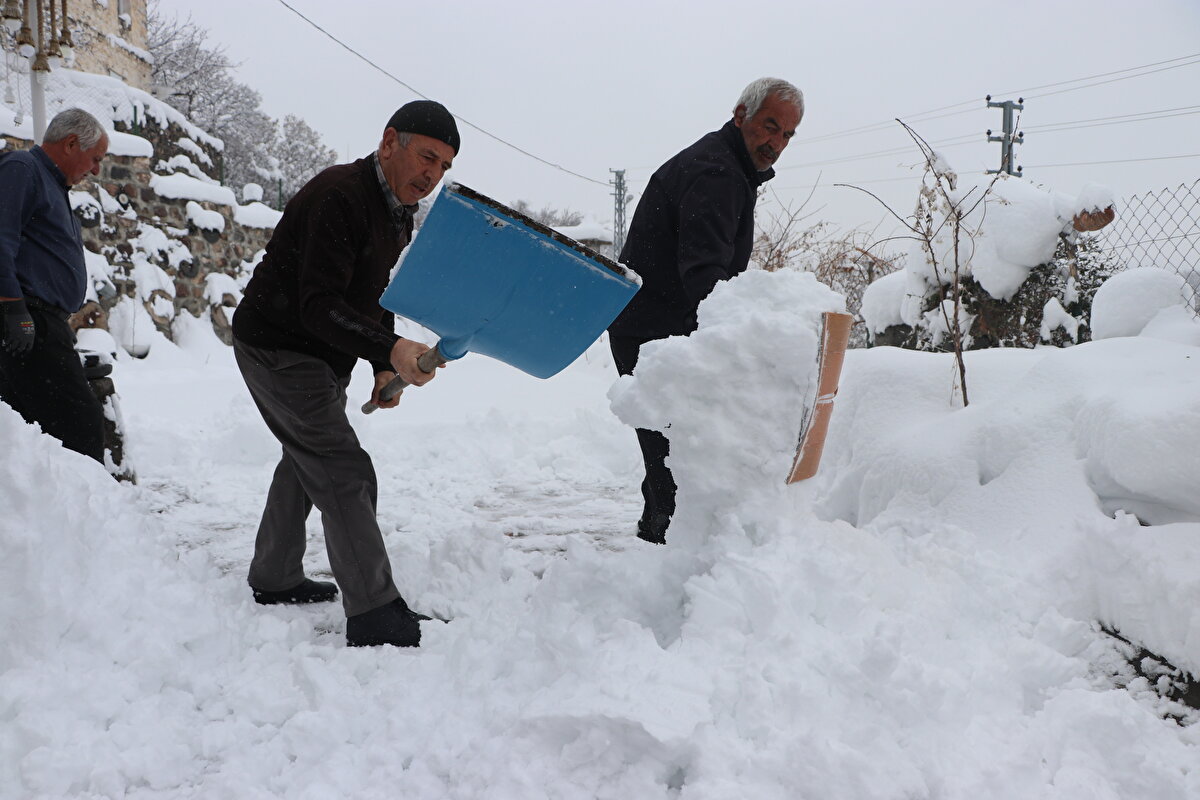 Bölgede kuyuların büyük bölümü kar kütleleriyle doldurulup, kapakları yaza kadar açılmamak üzere kapatılıyor. Yaz başından itibaren açılan ve bir nevi buzdolabı gibi kullanılan kuyulardaki karın kısmen erimesiyle elde edilen su, kovalarla çekilip içiliyor. Kovalarla çıkarılan kar, tabak ve kaselerde, üzerine yoğurt, pekmez, ceviz, fındık dökülerek yenip, ayran yapılarak içiliyor. İlçe halkı, yaz aylarında 35 dereceye ulaşan sıcak havada kuyulardaki kar ve buz gibi suyla serinliyor.