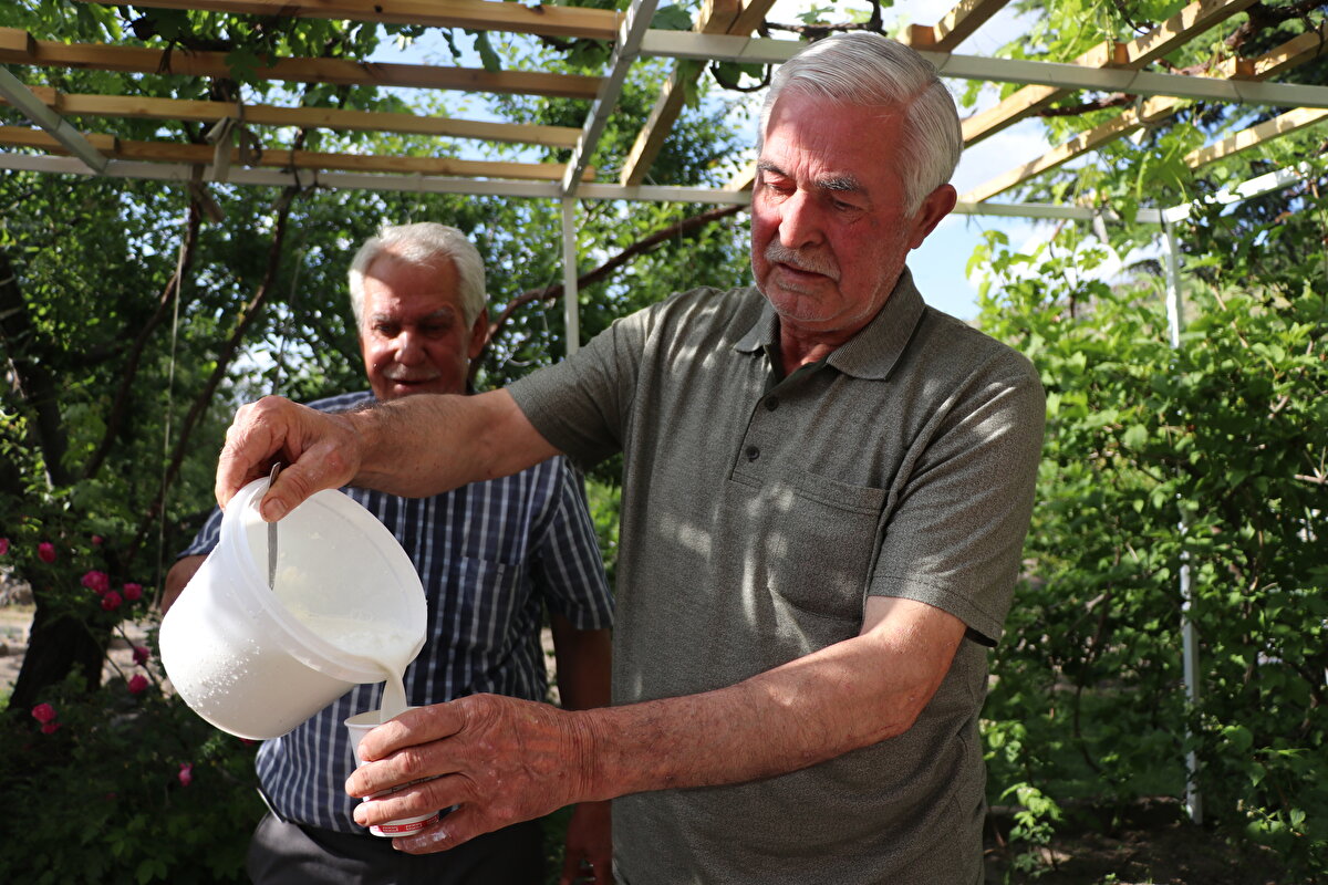 Yaz günlerinde terlediğimiz zaman, sıcak günlerde, bahçe işleri ile uğraşırken, dışarıdan gelen insanlara burada yardımcı oluyoruz, kar veriyoruz. Ayranı bu karlı suyla yaparız, içeriz. Pekmezimizi de kara dökeriz, kaşık kaşık yeriz. Bu geleneği yaşatmak için arkamızdan gelen arkadaşlarımız var ama bu işin sonuna doğru geliyoruz" diye konuştu.