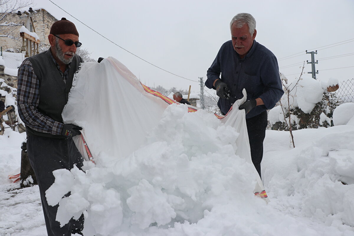 "Nostaljik şekilde dolduruyoruz"<br><br>Kar kuyusu geleneğinin yeni neslin devam ettiremeyeceğini belirten Ahmet Gengeç (67), "Hacılar'ın kuruluşundan beri bu kar hayatı böyle devam ediyor. 400-500 yıldır devam ediyor. Kar kuyuları, ocak-şubat aylarında doldurulur. Yazın içmek için, eskiden çamaşırlarımıza, içmemize, yememize her yerde kullanılıyormuş. Ama günümüzde şebeke suyu geldiği için bu karı nostaljik bir şekilde dolduruyoruz.