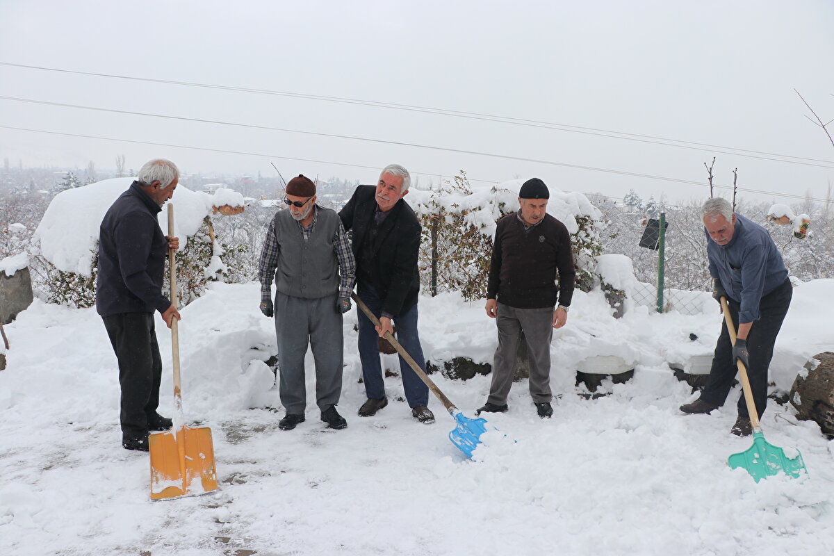 Erciyes Dağı eteklerindeki Hacılar ilçesinde yaklaşık 500 yıl öncesine dayanan ve o yıllarda su ihtiyacını karşılamak amacıyla yapılan 1200 kuyudan yaklaşık 300'ü, günümüzde soğuk su elde etmek için kullanılıyor. Derinliği 7 metreye ulaşan kuyular, kış aylarında tonlarca karla dolduruluyor. Yöre halkı, kış bitmeden dağın eteklerinde özellikle kayalık ve gölge alanlarda biriken temiz karları çuvallarla getirip, kuyulara basıyor.