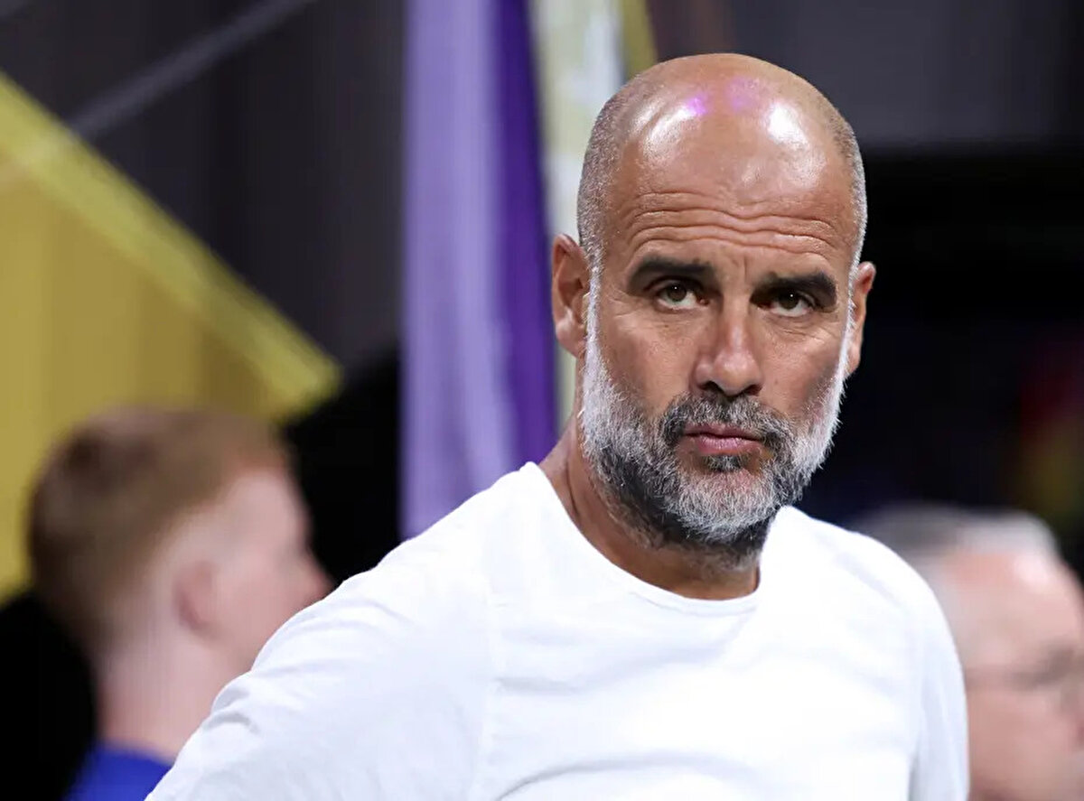 Pep Guardiola ne dedi?<br><br>Kulüpler Dünya Kupası öncesinde Manchester City Teknik Direktörü Pep Guardiola İlkay Gündoğan'la ilgili çıkan transfer haberlerine değinmişti.<br> <br>Guardiola açıklamasında, "Herhangi bir gelişme yok. Bu yüzden hiçbir şey bilmiyorum. Onunla konuşmadım ve eğer takımın bir parçası olmasaydı buraya gelmezdi. Ama aynı zamanda şu anda büyük bir kadromuz ve çok fazla oyuncumuz var. Bu yüzden 26, 27 oyuncuyla devam edemeyiz. Oynamayan çok fazla oyuncu olacak. Adım adım birkaç oyuncu ayrılabilir ancak şu anda İlkay aklımda ve takımın bir parçası." ifadelerini kullandı.