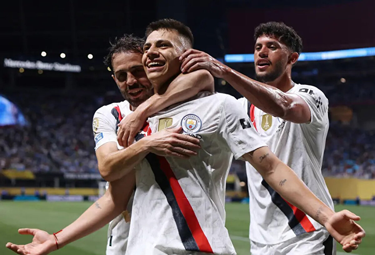 FIFA Kulüpler Dünya Kupası'nın grup etabında Manchester City, ikinci maçında Al Ain'i 6-0 yenerek ikide iki yaptı. Manchester City'de İlkay Gündoğan, karşılaşmayı iki golle tamamlarken maçın en iyi oyuncusu seçildi.<br>