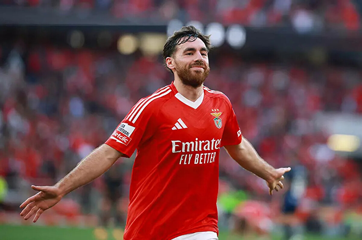 Benfica formasıyla geçtiğimiz sezon 51 maça çıkan Orkun Kökçü, 12 gol ve 9 asistle oynadı. 24 yaşındaki futbolcu, FIFA Kulüpler Dünya Kupası'nda 2 maçta da süre alırken 2 asist kaydetti.<br>