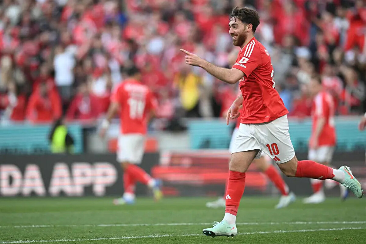 A Bola'da yer alan haberde Fenerbahçe'nin Benfica forması giyen milli futbolcu Orkun Kökçü'yle ilgilendiği belirtildi.<br>