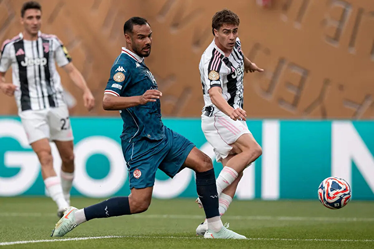 Eurosport İtalya<br><br>"Olağanüstü. İki buçuk gol. Maçın kilidini açan oyunu: Thuram ile bir pas alışverişi ve Juventus'u öne geçiren bir şut. Sonra 2-0'ı getiren hüner: Harika bir gol. İkinci yarıda soldan ısrar etti ve harika bir dönüşle üçüncü golü atıyor. Ustaca."<br>