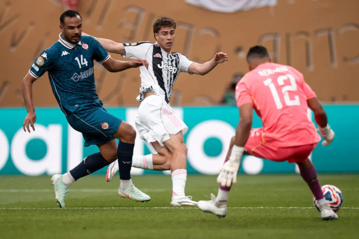 Corriere della Sera<br><br> "Yarı orta saha oyuncusu, yarı forvet, her zaman oyunun merkezinde. Rakibe kendi kalesine gol attırdı. İkinci golde koordinasyon ve yaratıcılıkla bir vuruş yaptı. Üçüncüsünde ise tekniğiyle aldattı, top sürüşü ve vuruşuyla golü attı."<br>