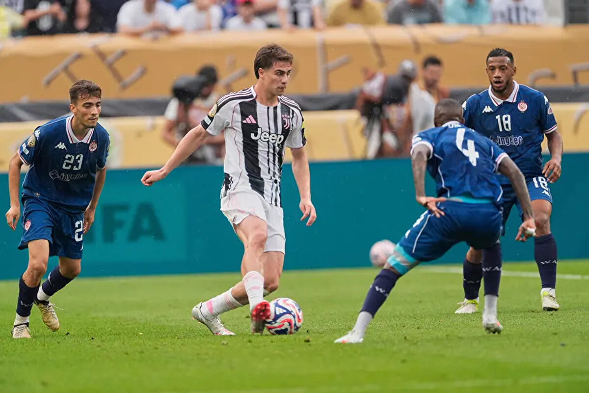 Tuttosport<br><br> "Kenan Yıldız, Kulüpler Dünya Kupası'nda Juventus'un mutlak kahramanı haline geldi. Türk yetenek, Al Ain ve Wydad'a karşı ilk iki mücadelede taraftarları büyüledi, 3 gol attı. Bu performansı onu turnuvanın en çok gol atanlar sıralamasında da uçuruyor. Kenan Yıldız'ın performansı inanılmaz bir tesadüfle de süslendi. Kenan Wydad'a attığı iki gol sayesinde, 22 Haziran 1986'da İngiltere'ye karşı bunu başaran Maradona'dan bu yana FIFA'nın düzenlediği (Dünya Kupası ve Kulüpler Dünya Kupası) turnuvalarda iki gol atan ilk 10 numara oldu."<br>