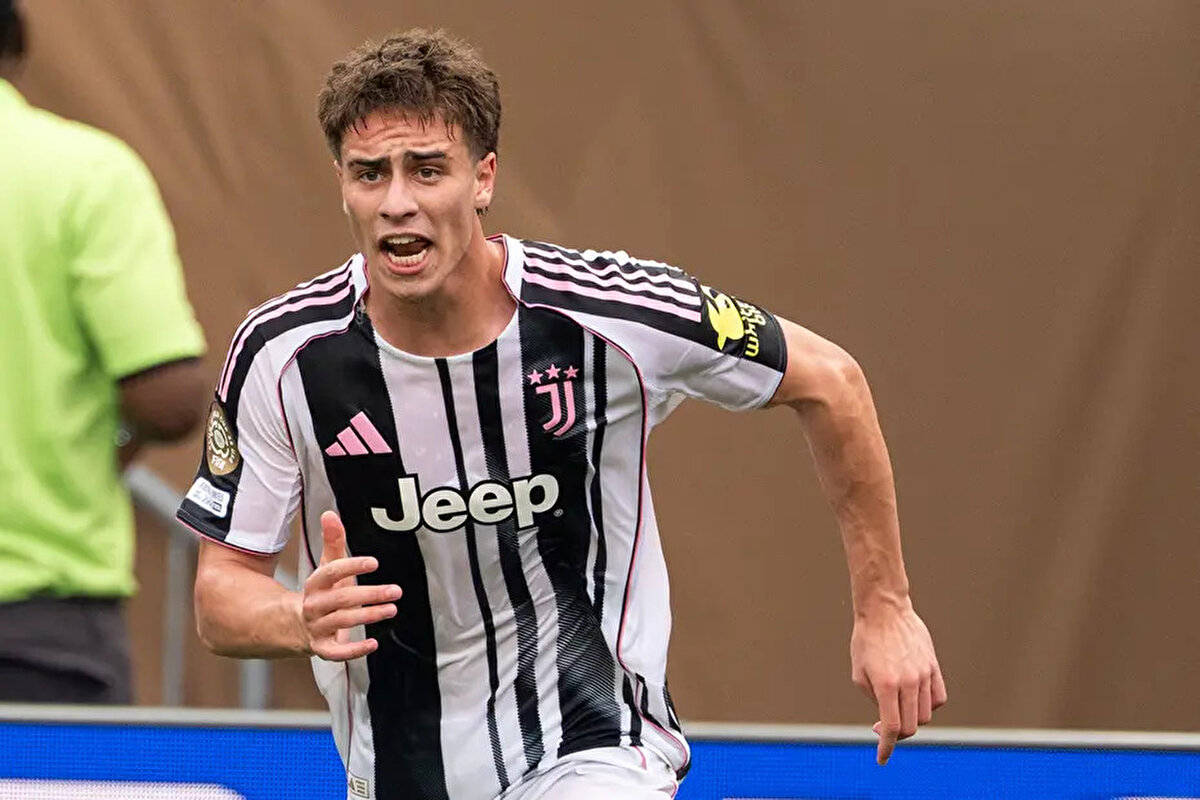 Sport Mediaset<br><br>"Kenan Yıldız'ın yıldızı Amerika'da parlıyor: Dünya Kupası'nın yüzü o. Kenan Yıldız iki maçta mutlak bir kahraman olarak sahnenin merkezinde yer aldı. 2005 doğumlu oyuncu, Al Ain'e karşı attığı harika golü Wydad Casablanca'ya karşı gösterdiği süper performansla tekrarladı ve Juventus'u son 16'ya taşıdı. Türk şu anda bu Kulüpler Dünya Kupası'nın yüzü, golleri ve sıra dışı oyunlarıyla itici bir güç."<br>