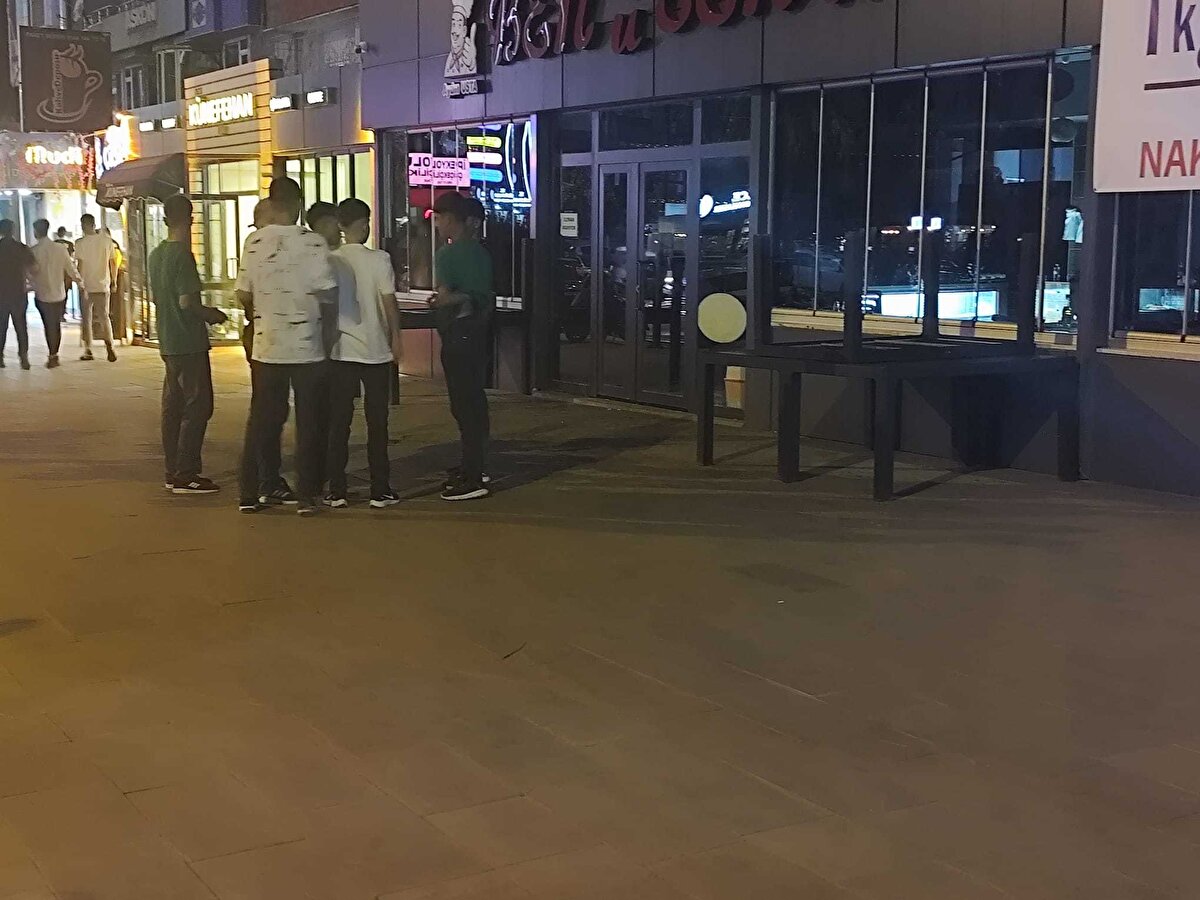 Olay, dün akşam saatlerinde Silopi ilçesinde İpek Yolu üzerinde bulunan bir lokantada meydana geldi. Lokantada çalışan Gülizar Yıldız, aynı iş yerinde erkek çalışan R.K. tarafından bıçaklı saldırıya uğradı. 