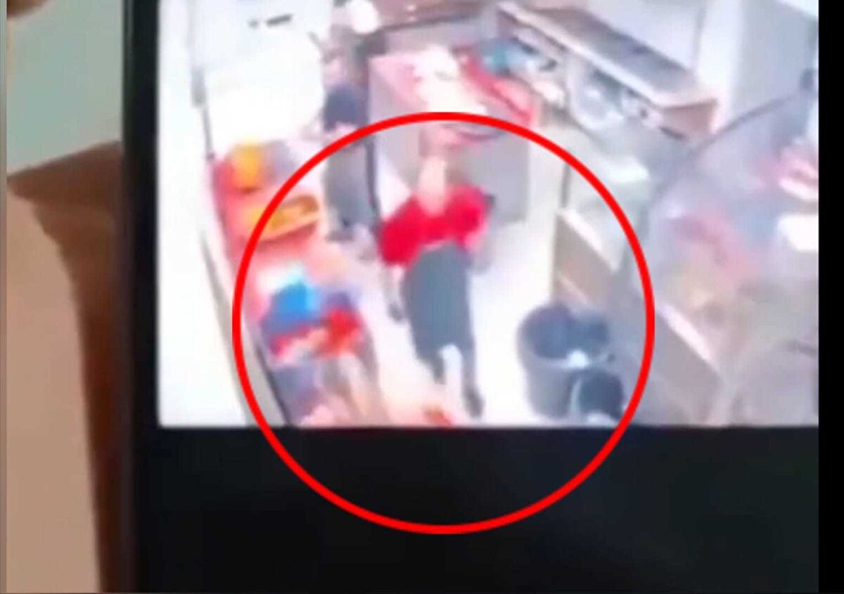 Görüntülerde; lokantanın mutfak bölümüne gelen Gülizar'ın yanına hızla giden R.K.'nin birden genç kadını bıçakladığı, daha sonra çalışanların müdahalesi yer alıyor. R.K.'nin emniyetteki işlemleri desürüyor.