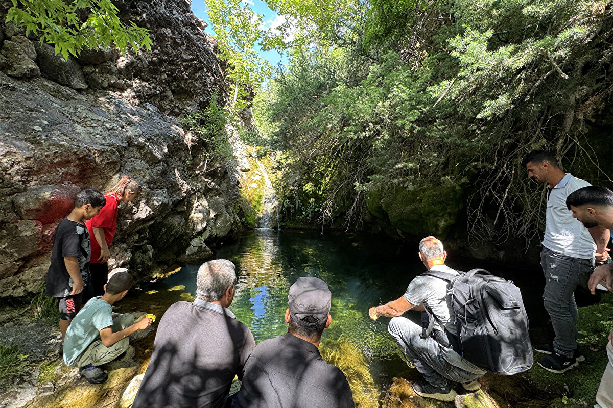 Bayet, bölgenin dağları, ormanlık alanları, bitki örtüsü ve ilkbaharda coşkun akan deresi ve şelalesi ile doğa harikası bir yer olduğunu ancak Türkiye'deki doğaseverler tarafından pek bilinmediğini dile getirdi.