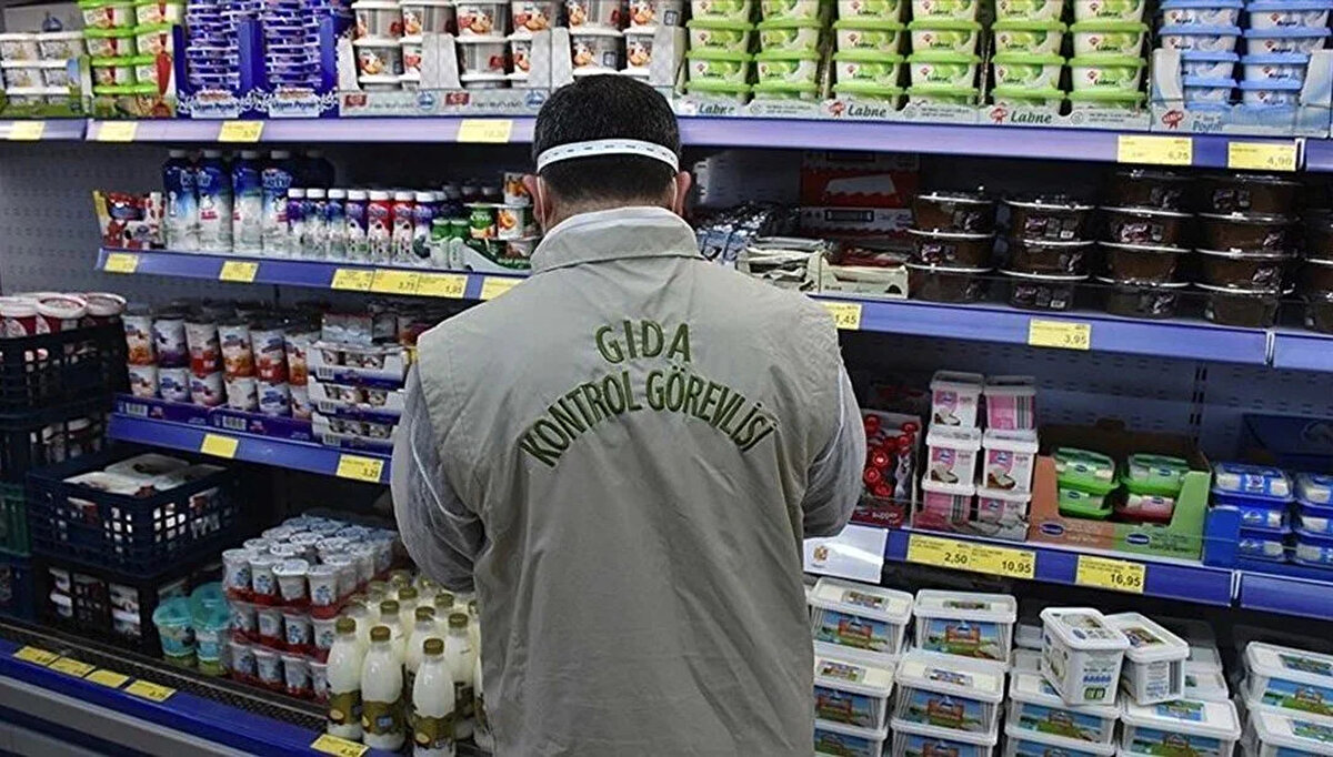 Tarım ve Orman Bakanlığı tarafından yürütülen gıda denetimleri kapsamında, çay ürünlerinde gıda boyası kullanımı tespit edildi. 20 Haziran Cuma günü güncellenen ifşa listesinde, üç farklı siyah çay markasının hileli üretim yaptığı ortaya çıktı. Bu tespitler, 5996 Sayılı Kanun'un verdiği yetki çerçevesinde laboratuvar ortamında yapılan analizler sonucunda kamuoyuyla paylaşıldı.