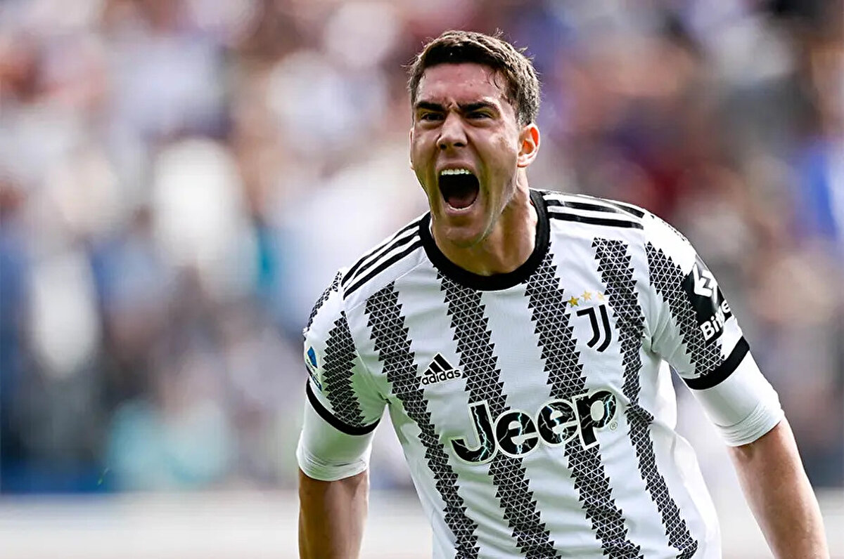 Alfredo Pedulla'nın haberine göre; Milan'ın yeni teknik direktörü Massimiliano Allegri, Vlahovic'i kadrosunda görmek istiyor. Sırp golcüyle doğrudan temas kuran Allegri'nin, eski öğrencisini Milan'a davet ettiği belirtildi.<br>