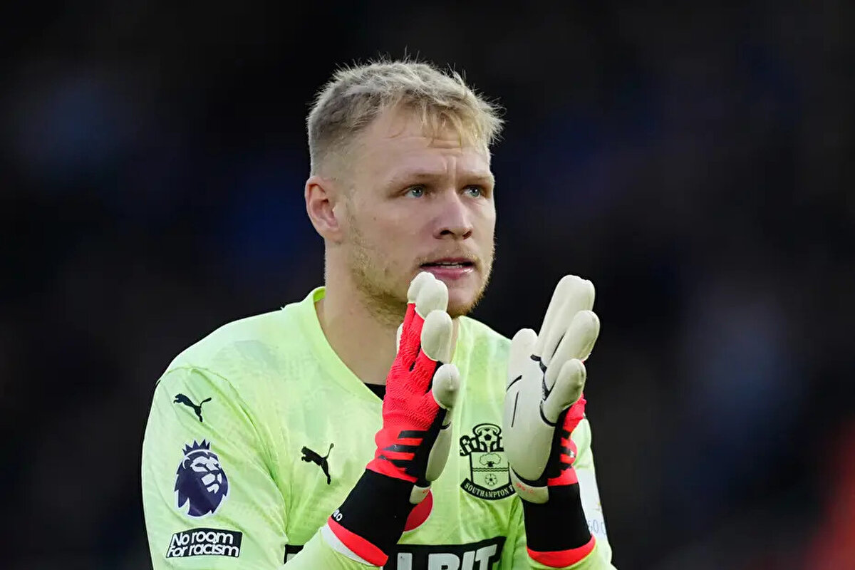 Sözleşmesinde 20 milyon sterlinlik serbest kalma maddesi bulunan Ramsdale'in Dünya Kupası kadrosunda yer alabilmek için takımdan ayrılmayı düşündüğü vurgulandı.<br>