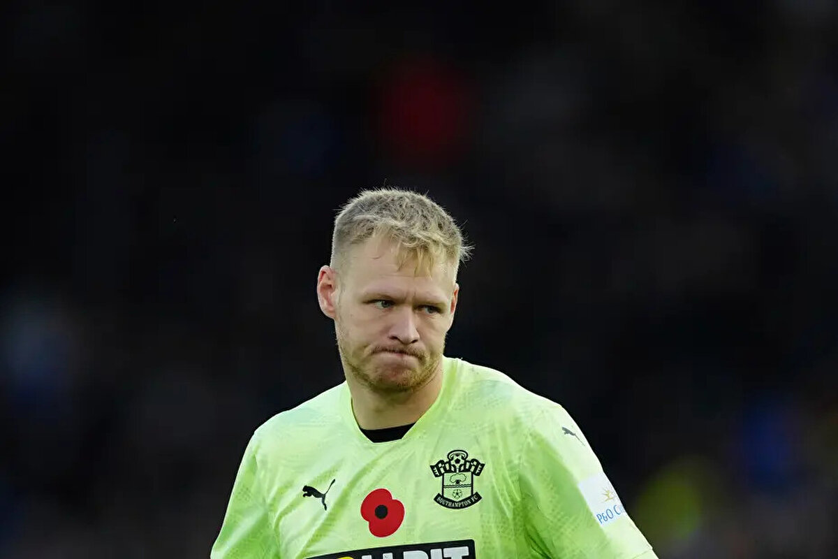 İngiliz basınında çıkan haberlerde Galatasaray'ın geçtiğimiz sezon Premier Lig'den düşen Southampton'ın 27 yaşındaki kalecisi Aaron Ramsdale'i kiralamak istediği belirtildi.<br>