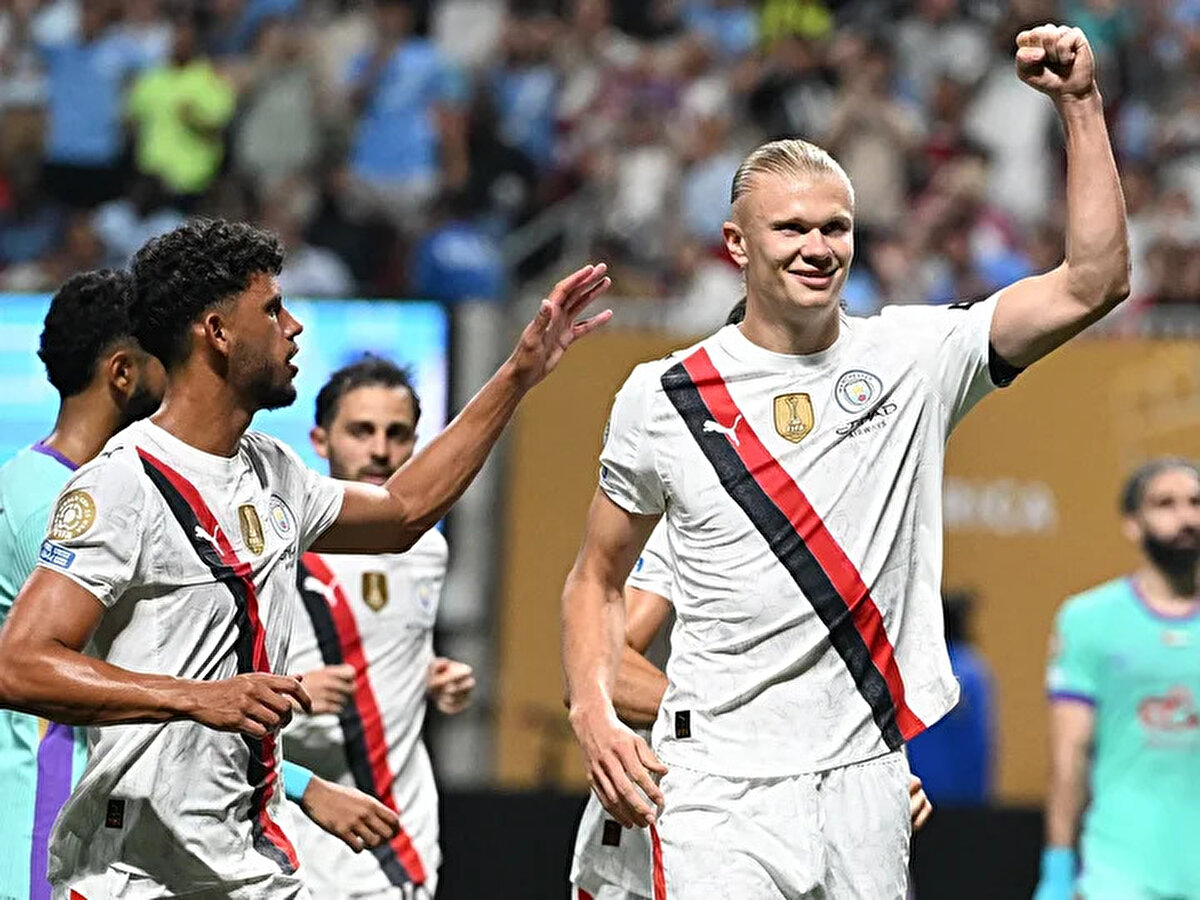 Maçın 27. dakikasında Claudio Echeverri durumu 2-0’a getirdi. Erling Haaland ilk yarının son dakikasında penaltıdan attığı golle durumu 3-0 getirdi ve ilk yarı bu şekilde tamamlandı.<br>