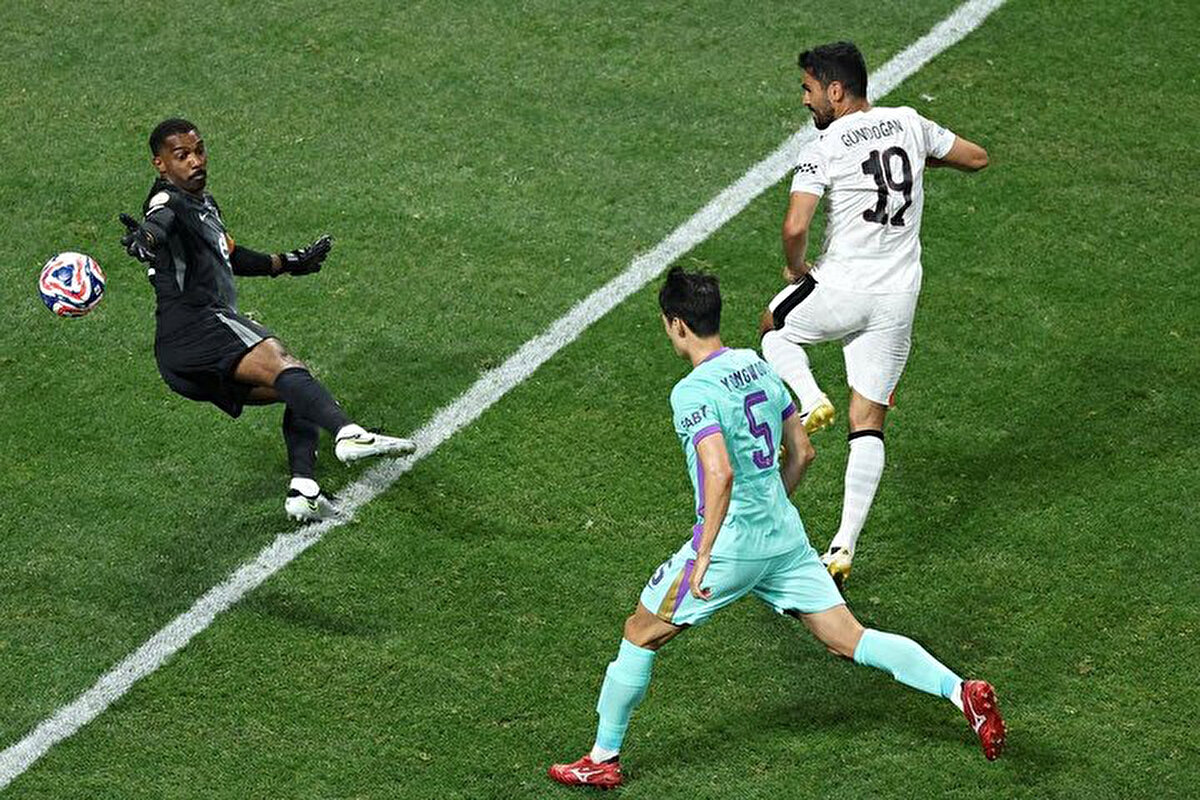 Maçın ikinci yarısında İlkay Gündoğan tekrar sahneye çıktı ve 73. dakikada kaydettiği golle skoru 4-0’a getirdi.<br>