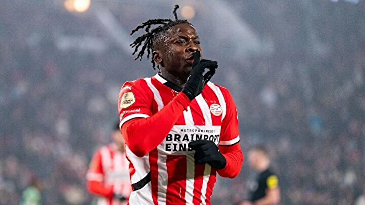 PSV Eindhoven yeni sözleşme imzalamaya yanaşmayan ve Avrupa'nın önemli kulüplerinin de transfer listesinde yer alan Bakayoko'yu bonservisiyle satarak gelir elde etmeyi planlıyor. Fenerbahçe ise oyuncuyu ikna etmek için yoğun çaba sarf ediyor.<br>