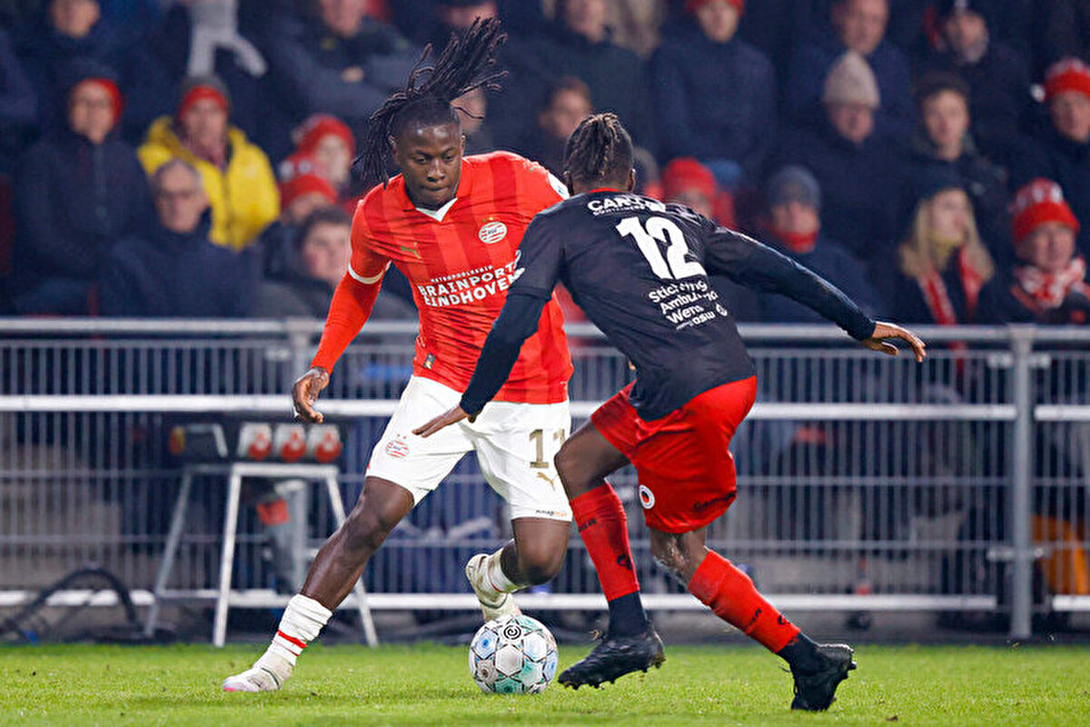 Sarı-lacivertliler, 22 yaşındaki Belçikalı kanat için PSV ile temasa geçerek, oyuncunun şartlarını sordu. Hollanda ekibinin Bakayoko için 30 milyon euro bonservis bedeli istediği belirtildi.<br>