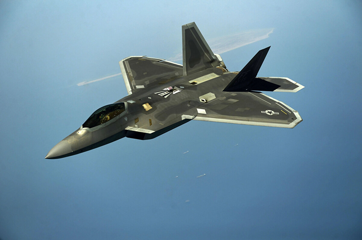 1. Lockheed Martin F‑22 Raptor (ABD) – 5. nesil, hava üstünlüğünün zirvesi<br>businessinsider.com+3