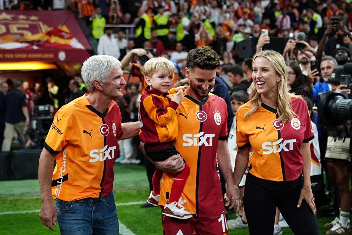 Belçikalı efsane, aktif futbolculuk yaşantısını noktaladığını açıkladı. 38 yaşındaki Mertens, 3 Temmuz'da oynanacak olan Marek Hamsik'e veda maçında futbola veda edeceğini duyurdu.<br>