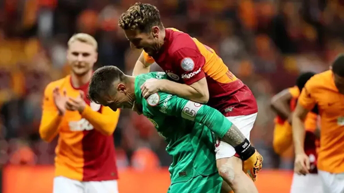 14 yıldır sarı - kırmızılı kaleyi koruyan, kaptanlık yapan Fernando Muslera ile Galatasaray'a üç sezon önce imza atan ve her sezonunda şampiyonluk yaşayan Dries Mertens, sözleşmelerinin sona ermesiyle birlikte veda etmişti.<br>